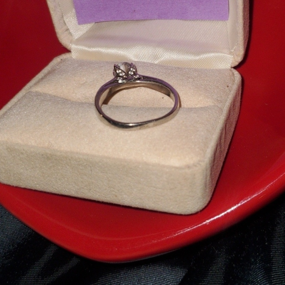 Elegant Silver Solitaire Ring - image 4